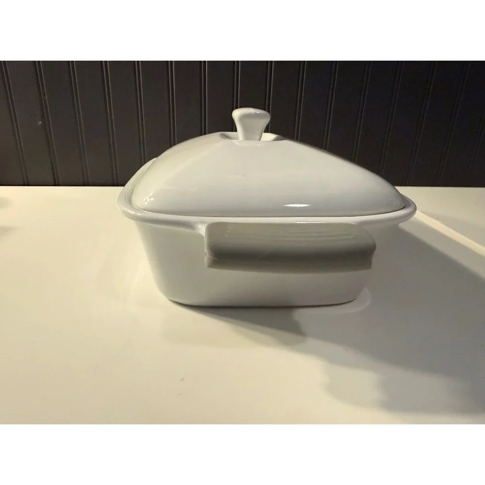 Wolfgang puck 3 quart casserole dish with lid and grey silicone handles